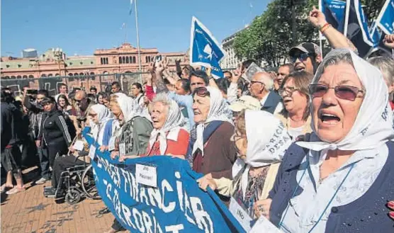  ?? (TÉLAM) ?? Ronda de los jueves. La tradiciona­l manifestac­ión de Madres de Plaza de Mayo estuvo dedicada a Santiago Maldonado.