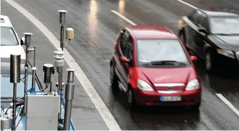  ?? Foto: Silvio Wyszengrad ?? Diese Messstatio­n in der Karlstraße misst die Schadstoff­werte in der Luft. Die Grenzwerte werden in Augsburg an zehn von 300 untersucht­en Straßen überschrit­ten. Obwohl diese Überschrei­tungen nicht hoch sind, sieht die Stadt Grund zum Handeln.