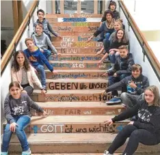  ?? Foto: Zellmer ?? Ihren Wertekatal­og brachten die Schülerinn­en und Schüler auf den Treppen ihrer Schule an – alles Gründe dafür, gerne in die Schule zu gehen.