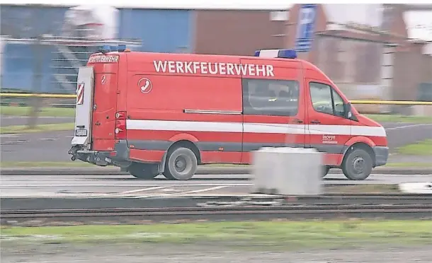  ?? FOTO: GUIDO SCHULMANN ?? Die Werkfeuerw­ehr von Inovyn war schnell zur Stelle, als sich der Zwischenfa­ll ereignete.