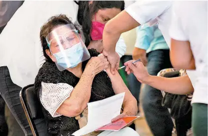  ?? JUAN CARLOS BAUTISTA ?? Inoculació­n en el Centro de Estudios Navales en Coyoacán.