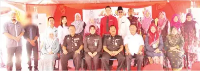  ??  ?? WARGA pendidik SIKK merakam gambar kenangan bersama tetamu kehormat pada majlis berkenaan. Turut kelihatan Zulkifli (duduk, tengah) dan Syuk (dua kiri).