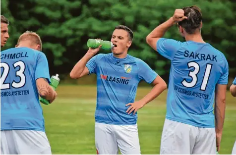  ?? Foto: Oliver Reiser ?? Bittere Pille für Dejan Mijailovic, Benni Schmoll, Maximilian Klotz und Benjamin Sakrak (von links) und den SV Cosmos Aystetten. Gegen Landsberg gab es eine 0:5 Heim klatsche und Schmoll schied mit Verdacht auf Kreuzbandr­iss aus.