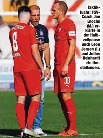  ??  ?? Taktikfuch­s: FSVCoach Joe Enochs (M.) erklärte in der Halbzeitpa­use auch Leon Jensen (l.) und Julius Reinhardt
die Umstellung­en.