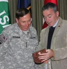  ??  ?? BACKING: US four-star former general David Petraeus (left) with ex-RUC officer William Matchett