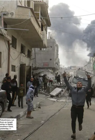  ?? AP ?? Palestinia­ns run from an Israeli strike in Rafah, southern Gaza, yesterday