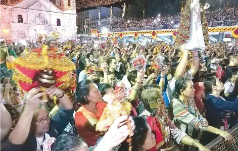  ?? (ARNI ACLAO) ?? IMAHEN SA STO. NINO. Si Rev. Fr. Pacifico Nohara, Jr. (tuo nga hulagway), rector sa Basilica del Santo Niño Prior, niisa sa hubo nga imahen sa Sto. Niño atol sa tradisyona­l nga Hubo ritual sa Pilgrim Center kagahapon sa buntag.