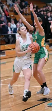  ?? PILOT PHOTO/BEV HARAMIA ?? Bremen’s Mikayla Shively drives for two points.