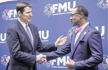  ?? JOSE A. IGLESIAS jiglesias@elnuevoher­ald.com ?? JPMorgan Chase’s Tim Berry, left, shakes hands with Jaffus Hardrick, president of Florida Memorial University, after Berry announced a $1 million donation to FMU on Thursday during a ceremony at the campus in Miami Gardens.