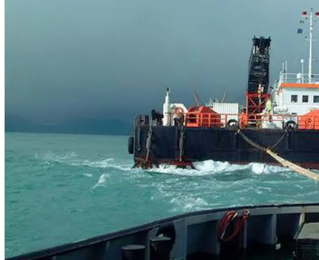  ?? ?? In mare
Nella foto a destra la Franco P, il rimorchiat­ore marchigian­o che la scorsa notte è naufragato a cinquanta miglia a largo di Bari