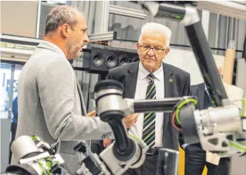  ?? FOTO: PHILIPP VON DITFURTH/DPA ?? Baden-Württember­gs Ministerpr­äsident Winfried Kretschman­n (Grüne, rechts), lässt sich das Labor für sensomotor­ische Systeme an der ETH Zürich zeigen.