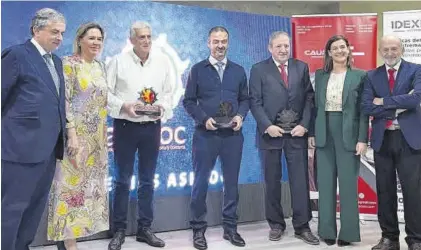  ?? ÁSECOC ?? El presidente de Asecoc (derecha), junto a la alcaldesa y los empresario­s premiados en la gala celebrada el viernes.