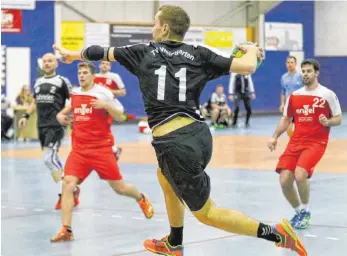  ?? FOTO: ALEXANDER HOTH ?? Jonas Werner trifft mit den Handballer­n des TV Weingarten in der Großsporth­alle auf den Bezirkslig­a-Tabellenfü­hrer HC Lustenau.