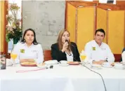  ??  ?? Elizabeth Mateos presentó a su cuñada, Irma Fabiola Bautista Guzmán, como precandida­ta a la alcaldía de Iztacalco.