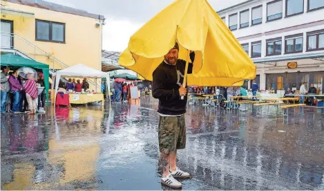  ?? FOTOS: RICH SERRA ?? Trotz des miesen Wetters ließ sich Popeye alias Ralf Braun gestern die Laune bei den Hoffesten nicht verderben.