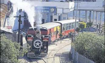  ?? DEEPAK SANSTA /HT ?? A 113-year-old KC520 steam engine running on a heritage track in Shimla on Sunday.