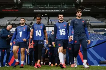  ?? (Photos AFP) ?? Les Bleus de France (Baille, Thomas, Bouthier) en marche vers le succès ?