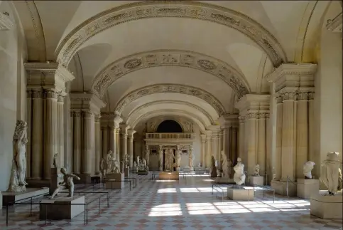  ??  ?? La salle des Caryatides doit son nom aux quatre statues-colonnes qui supportent la tribune côté Nord. Initialeme­nt dédiée aux festivités et au tribunal royal, elle sert désormais d’écrin à une statuaire romaine, répliques d’oeuvres grecques plus...