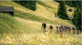  ??  ?? Tusentals cyklister befinner sig ute på sträckan som många också vill ta tid på – det är inte direkt ovanligt i Italien – och således dyker det då och då plötsligt upp en cyklist eller två som kör mot strömmen.