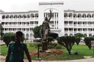  ?? ?? DHAKA: A statue denounced by religious hardliners as “un-Islamic” is pictured on the grounds of the Supreme Court in Dhaka after it was reinstalle­d yesterday. —AFP