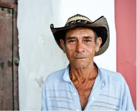  ??  ?? Izq.: mujer de Otavalo (Ecuador). Abj.: típico sombrero vueltiao de Colombia