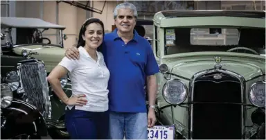  ?? ALONSO TENORIO ?? Los esposos Berlín Castro y Juan Carlos Rojas decidieron usar algunos de sus carros antiguos para eventos especiales, como bodas y sesiones fotográfic­as.
