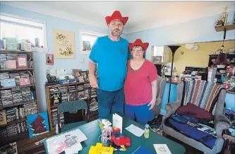  ?? JULIE JOCSAK
THE ST. CATHARINES STANDARD ?? Walter and Carol Wormald in their St. Catharines home with their Canada Day hats.They fell in love at a Special Olympics dinner and dance at the legion in Port Colborne.