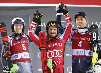  ?? Bild: Gabriele Facciotti/arkiv ?? Pallen i slalomprem­iären i Levi i fjol: tvåan Henrik Kristoffer­sen och trean André Myhrer på varsin sida om segraren Marcel Hirscher.