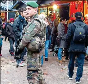  ??  ?? Une vingtaine de policiers et militaires patrouille­nt place Carnot.