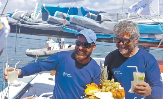  ??  ?? Baiano Leonardo e angolano José Guilherme fizeram a regata Jacques Vabre pela primeira vez e chegaram em Salvador na manhã de ontem