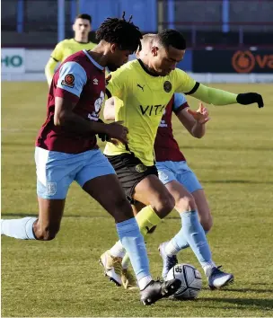  ?? Www.mphotograp­hic.co.uk ?? ● Alex Reid takes on the Weymouth defence