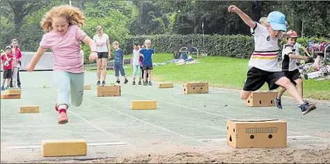  ?? BILD: MARTIN REMMERS ?? Sportfest mit langjährig­er Tradition in Oldenburg: Schüler der Grundschul­e Nadorst geben alles beim Laufen, Springen und Werfen auf dem Sportgelän­de der Uni Oldenburg in Wechloy.