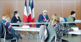  ??  ?? Le maire préside la réunion du conseil enfants