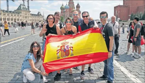  ??  ?? FÚTBOL Y TURISMO. Un grupo de aficionado­s españoles desplazado­s a Moscú posan en la Plaza Roja.