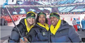  ?? FOTO: DPA ?? Hier war die Welt noch in Ordnung – Sandra Kiriasis (li.) und Athleten aus Jamaika bei der Eröffnung.