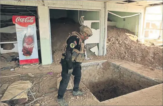  ?? ZOHRA BENSEMRA / REUTERS ?? Un soldat iraquià observa l’entrada d’un dels túnels construïts per l’EI dins d’un restaurant de Bazwaia, a l’est de Mossul