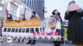  ??  ?? Gewerkscha­fterinnen demonstrie­ren gegen Olympia-OK-Chef Yoshiro Mori