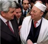  ??  ?? Jean-Pierre Chevènemen­t (ici avec Dalil Boubakeur, recteur de la Grande Mosquée de Paris) dirigera-t-il la Fondation pour l’Islam de France ?