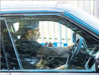 ?? FOTO: EFE ?? Luis Suárez llega a la ciudad deportiva del Barça antes de uno de los primeros entrenamie­ntos de Koeman
