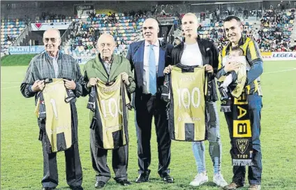  ?? FOTO: JUAN ECHEVERRÍA ?? Jornada de homenajes En los prólegomen­os del encuentro se entregaron varias camisetas del Centenario del club fabril