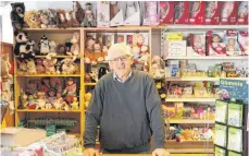  ?? FOTO: PATRICK MÜLLER ?? Hans-Joachim Fessler im Ladengesch­äft in der Innenstadt, das dank des zusätzlich­en Online-Handels erhalten bleiben konnte.