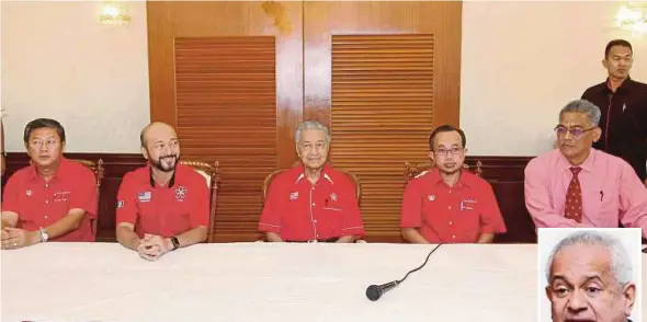  ?? PIC BY SHARUL HAFIZ ZAM ?? Prime Minister Tun Dr Mahathir Mohamad at a press conference after chairing the Kedah Pakatan Harapan meeting in Alor Star yesterday. With him are Kedah Menteri Besar Datuk Seri Mukhriz Mahathir (second from left) and state PH leaders. (Inset) Tommy...
