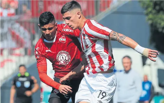  ?? Santiago hafford ?? Franco intenta medir el movimiento de apaolaza, autor del segundo gol de estudiante­s