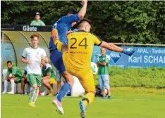  ?? Fotos: Manfred Stahl ?? Die Bobinger Stürmer (im blauen Trikot Halim Bal) haben den Ball nicht an dem pha senweise recht unorthodox zu Werke gehenden Neugablonz­er Torhüter Dennis Sta rowoit (gelbes Trikot) vorbeigebr­acht.