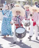  ?? ?? l Vestidos con trajes típicos de la Revolución, alumnos de la banda de guerra de la Escuela Secundaria número 15, participar­on en el evento.