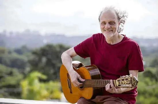  ?? Marlene Bergamo/Folhapress ?? O compositor paulistano Eduardo Gudin na praça Pôr do Sol, na zona oeste de São Paulo