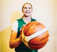  ??  ?? ALDRIG FÖR SENT. Tova började spela basket sent i jämförelse med hennes lagkamrate­r. Men ett tips till den som vill börja är att det aldrig är för sent. ”Allt beror på hur mycket hjärta du lägger ner i träningen”, säger hon.