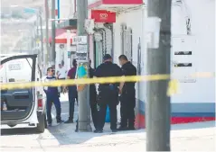  ??  ?? • Un joven fue asesinado en una tienda de abarrotes en Villa del Real Tercera Sección