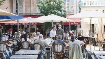  ?? (Photo illustrati­on Sébastien Botella) ?? L’exonératio­n des redevances d’occupation du domaine public durant toute la saison : terrasses et plages coûtent , million d’euros à la commune d’Antibes.