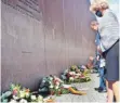  ?? FOTO: DPA ?? Gedenktag für den Bau der Berliner Mauer vor 59 Jahren.